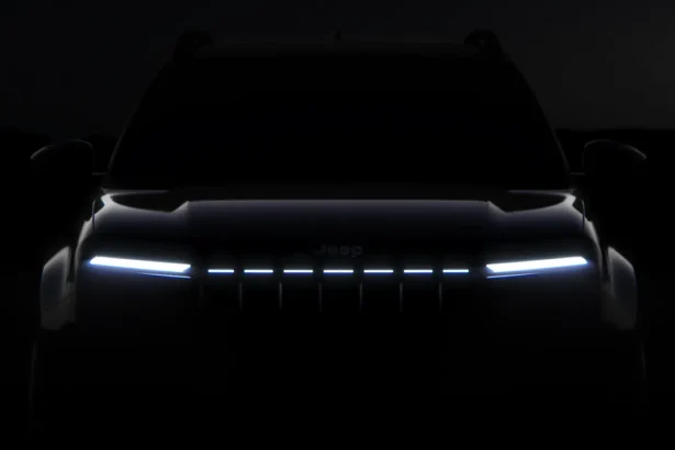 La Jeep Avenger réinvente sa calandre emblématique et accélère sa transition vers l'électrique