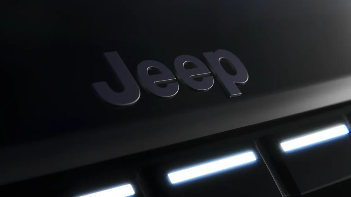 La Jeep Avenger réinvente sa calandre emblématique et accélère sa transition vers l'électrique