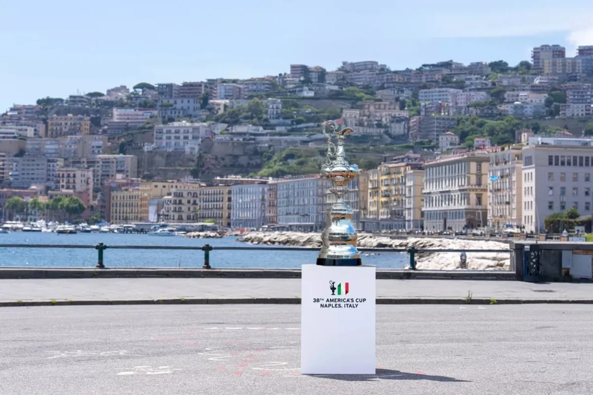 OMEGA devient le chronométreur officiel de la 38e America’s Cup à Naples en 2027