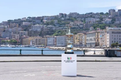 OMEGA devient le chronométreur officiel de la 38e America’s Cup à Naples en 2027