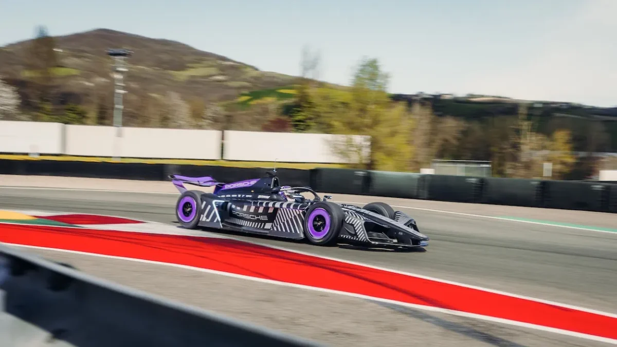 Porsche dévoile la Formula E race car 975 RSE pour dominer l'ère des monoplaces GEN4