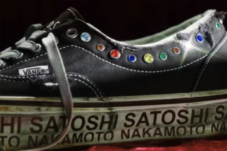 Satoshi Nakamoto revisite la Vans Era avec une sneaker vieillie et sertie de pierres