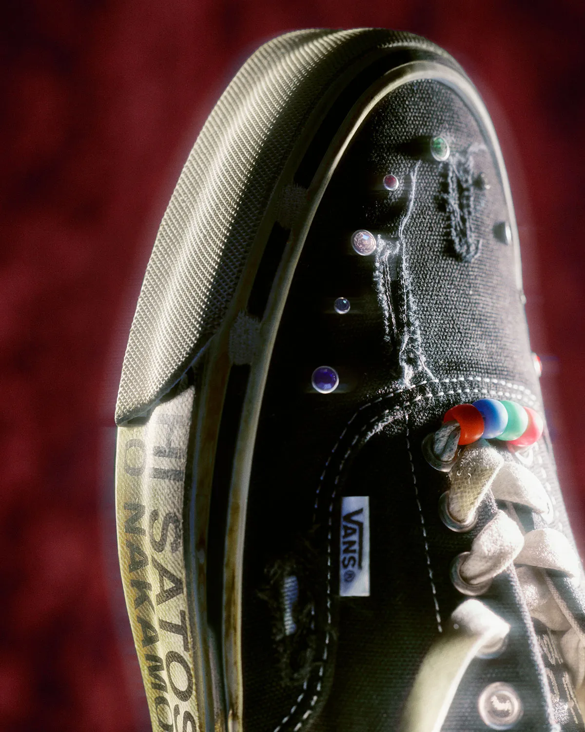 Satoshi Nakamoto revisite la Vans Era avec une sneaker vieillie et sertie de pierres