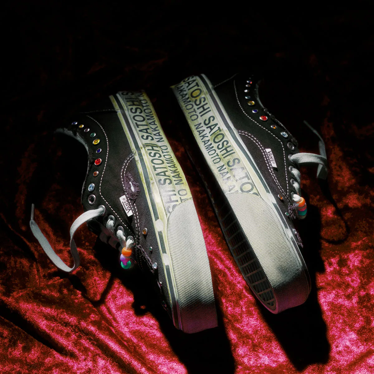 Satoshi Nakamoto revisite la Vans Era avec une sneaker vieillie et sertie de pierres