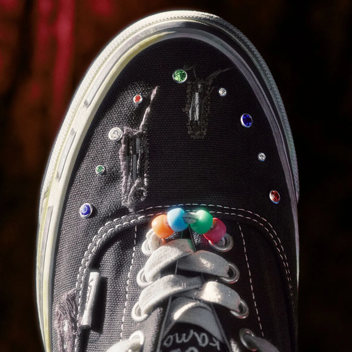 Satoshi Nakamoto revisite la Vans Era avec une sneaker vieillie et sertie de pierres