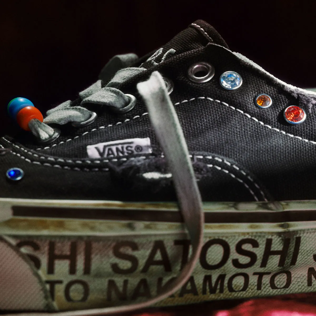 Satoshi Nakamoto revisite la Vans Era avec une sneaker vieillie et sertie de pierres