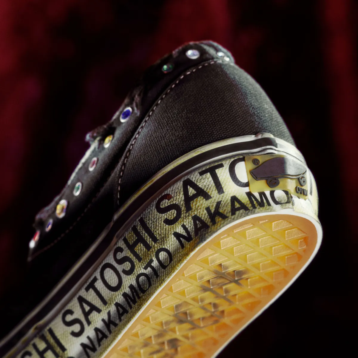 Satoshi Nakamoto revisite la Vans Era avec une sneaker vieillie et sertie de pierres