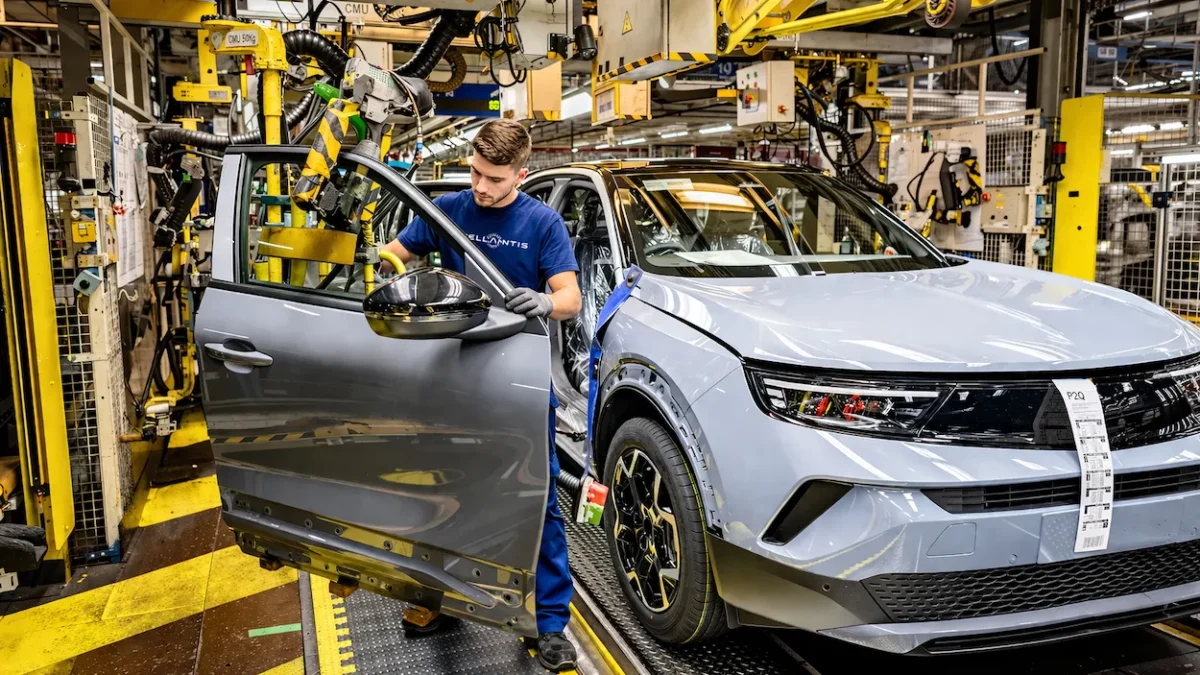 Stellantis ferme Poissy Stellantis confirme la fin de la production automobile à l'usine de Poissy d'ici deux ans