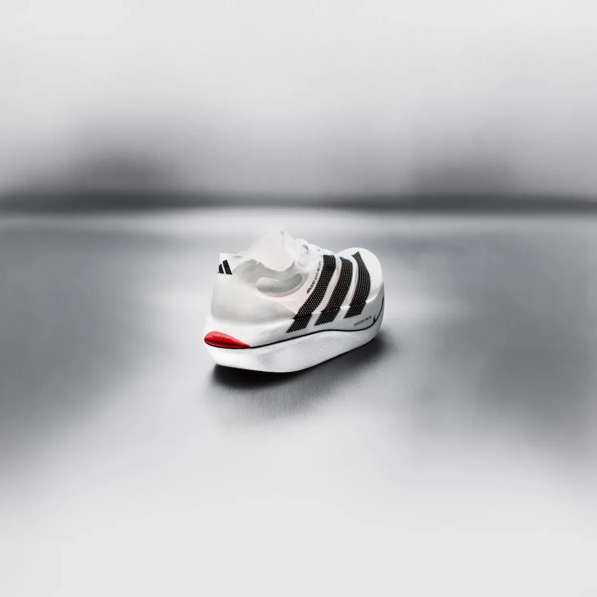 L'adidas Adizero Adios Pro Evo 3 passe sous la barre des 100 grammes pour révolutionner le marathon