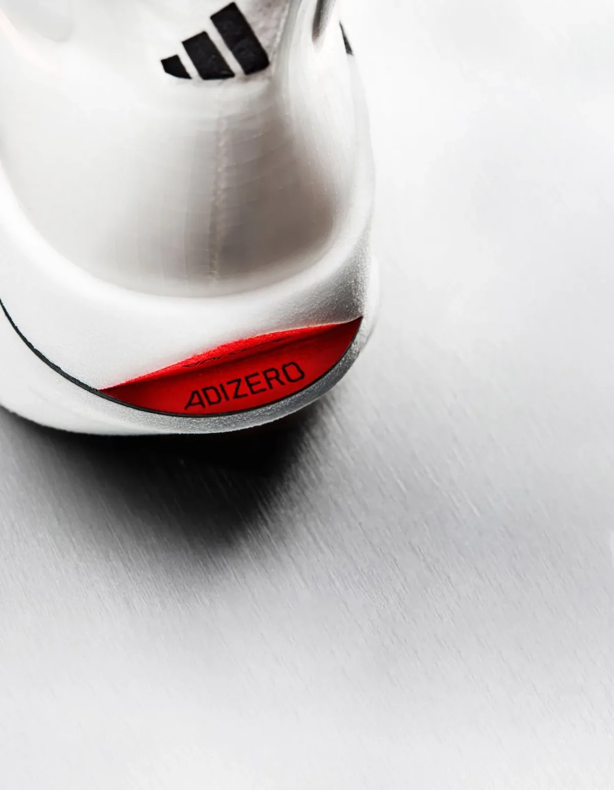 L'adidas Adizero Adios Pro Evo 3 passe sous la barre des 100 grammes pour révolutionner le marathon