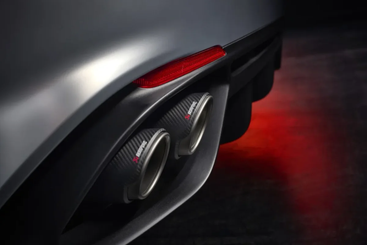 Alfa Romeo Giulia Quadrifoglio Luna Rossa, l'insolente fusion de l'asphalte et des foils