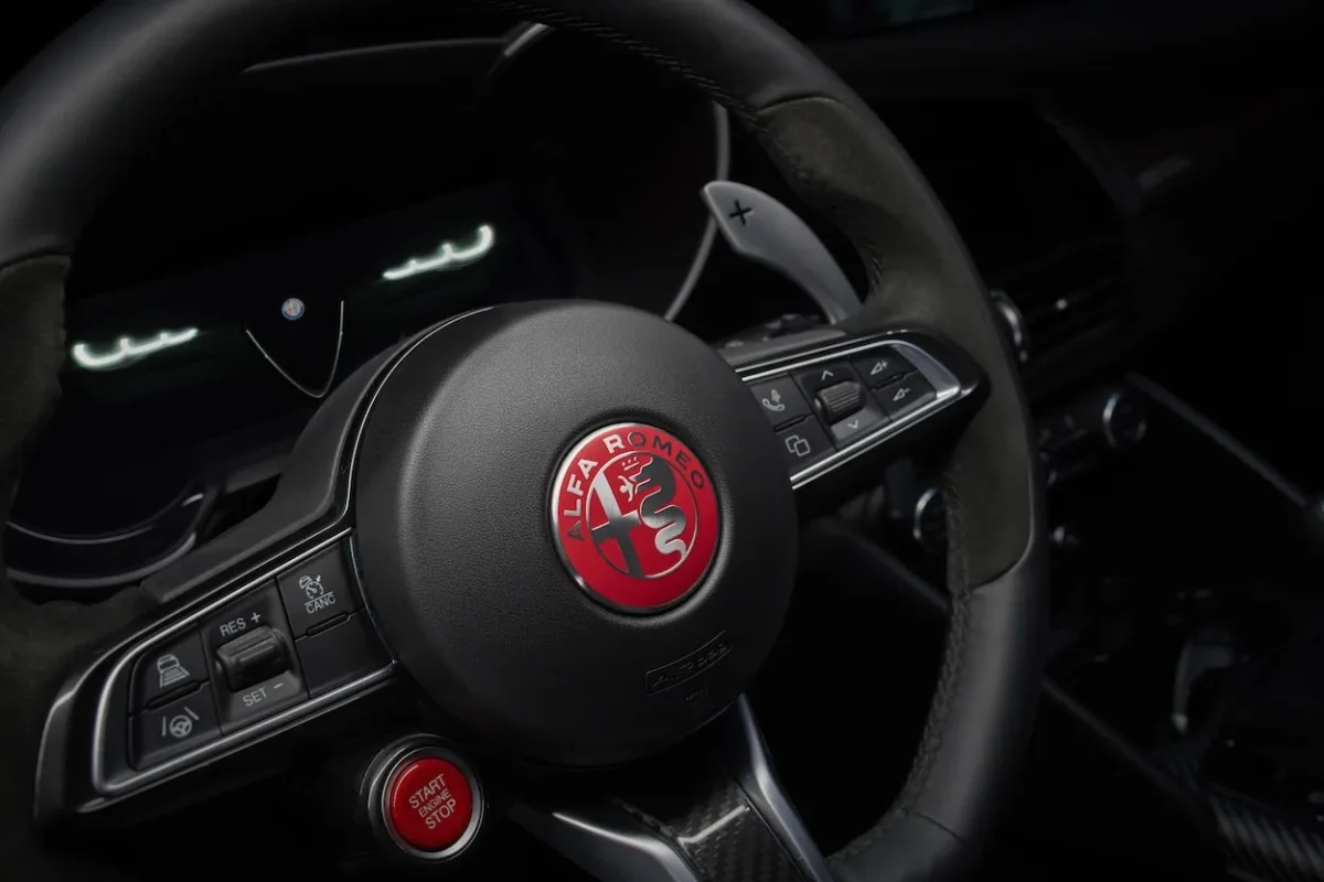 Alfa Romeo Giulia Quadrifoglio Luna Rossa, l'insolente fusion de l'asphalte et des foils