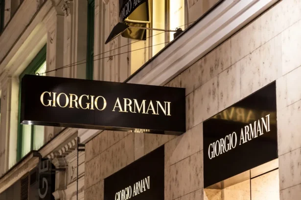 La succession Giorgio Armani s'organise autour d'un partenariat inédit avec LVMH, L'Oréal et EssilorLuxottica