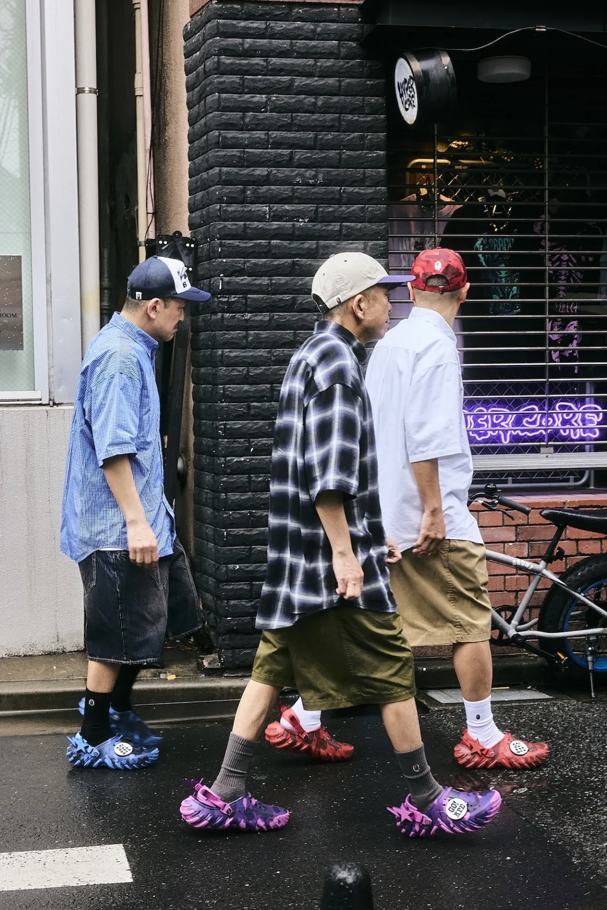 BAPE et Crocs lancent une nouvelle collection de sabots Echo RO Clog pour le printemps 2026