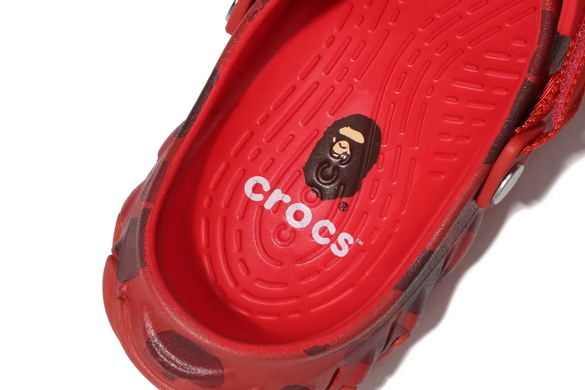 BAPE et Crocs lancent une nouvelle collection de sabots Echo RO Clog pour le printemps 2026