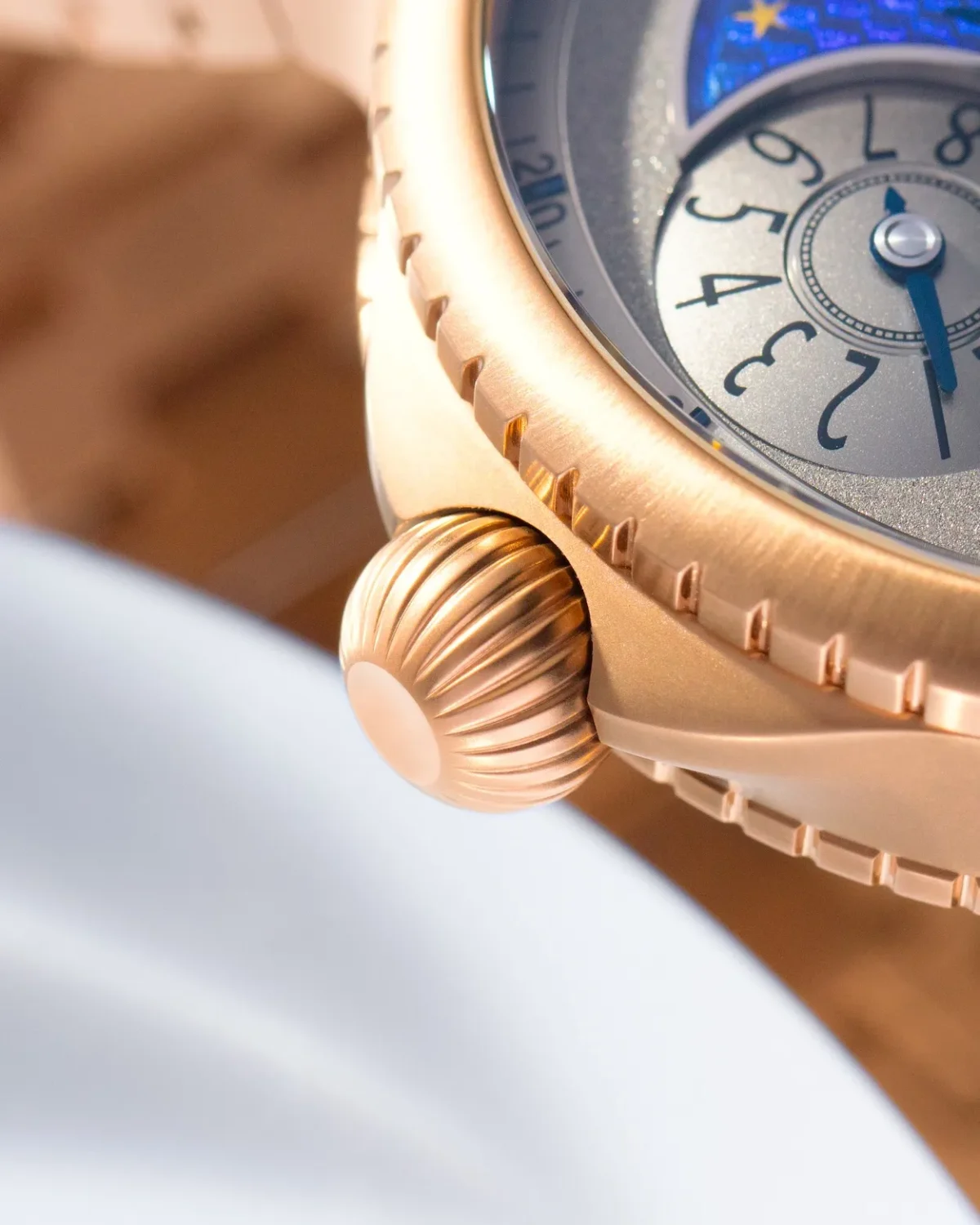 L'art céleste de la Chronoswiss PULSE GMT Enamel Sky Gold, entre or massif et émail paillonné
