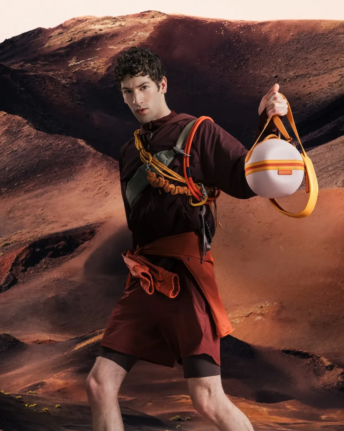 La Devialet Mania réinvente l’enceinte nomade dans une vision techwear du luxe