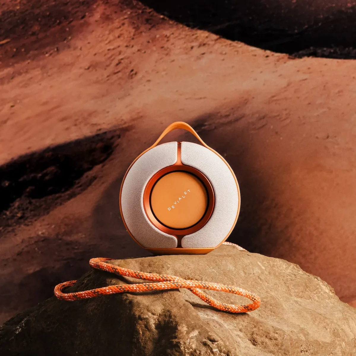 La Devialet Mania réinvente l’enceinte nomade dans une vision techwear du luxe