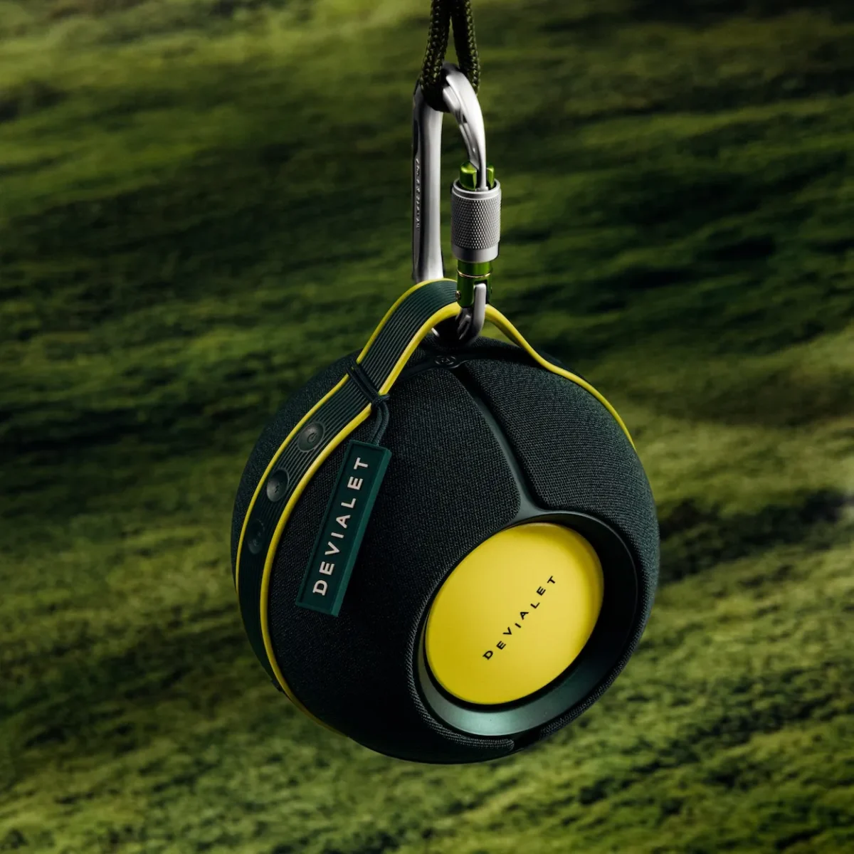 La Devialet Mania réinvente l’enceinte nomade dans une vision techwear du luxe