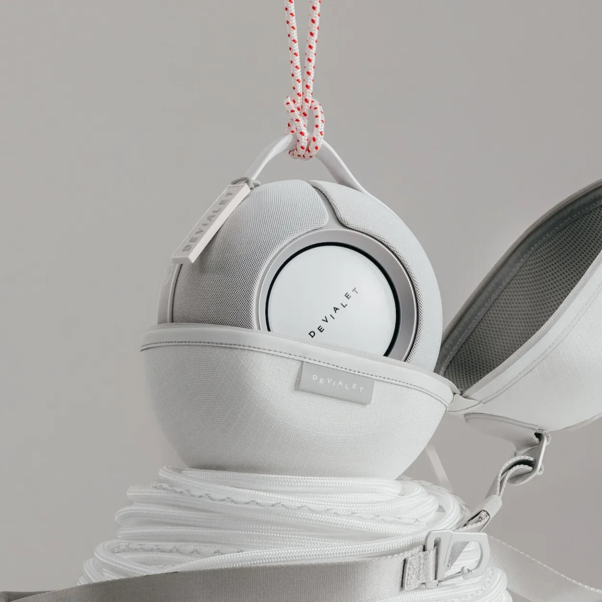 La Devialet Mania réinvente l’enceinte nomade dans une vision techwear du luxe