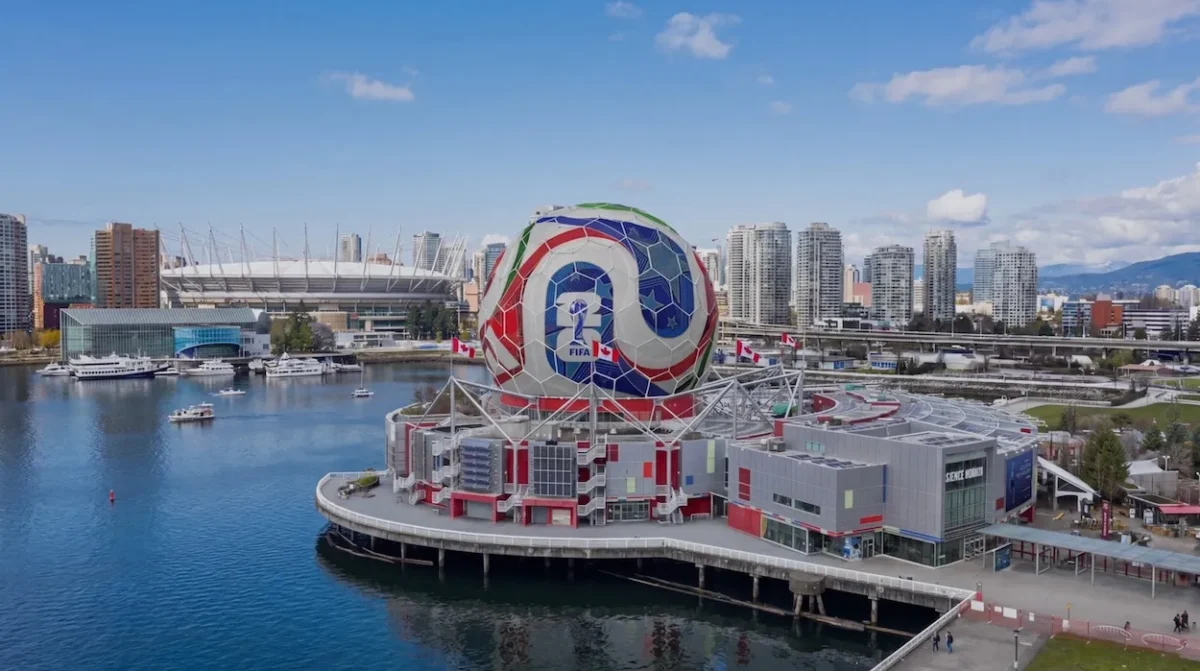 Vancouver transforme le Science World en ballon géant de la Coupe du monde 2026