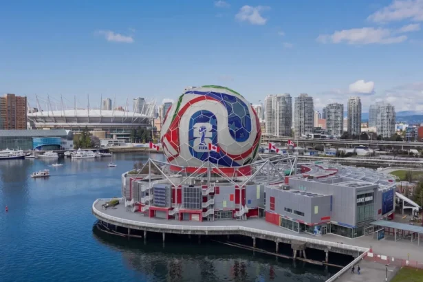 Vancouver transforme le Science World en ballon géant de la Coupe du monde 2026