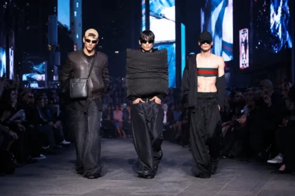 Gucci et sa collection Croisière 2027 s’emparent du chaos de Times Square