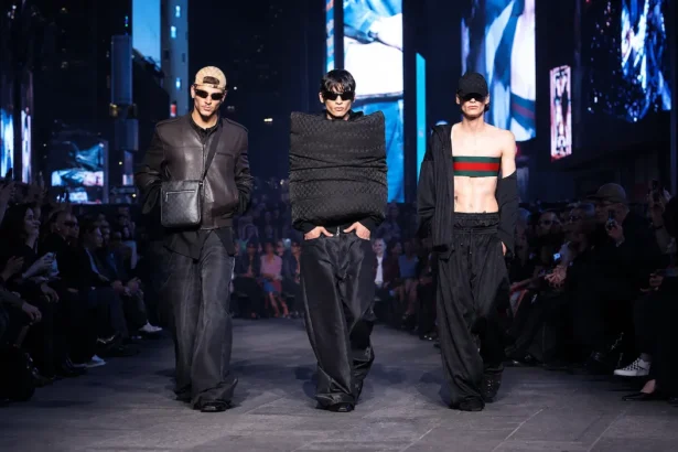 Gucci et sa collection Croisière 2027 s’emparent du chaos de Times Square