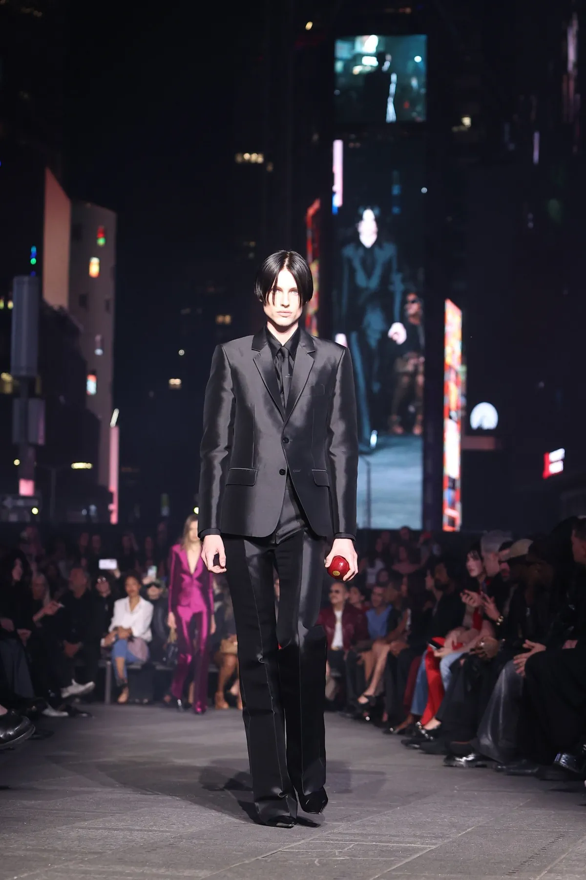 Gucci et sa collection Croisière 2027 s’emparent du chaos de Times Square