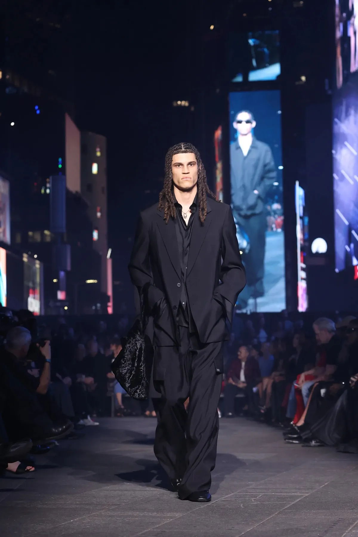 Gucci et sa collection Croisière 2027 s’emparent du chaos de Times Square