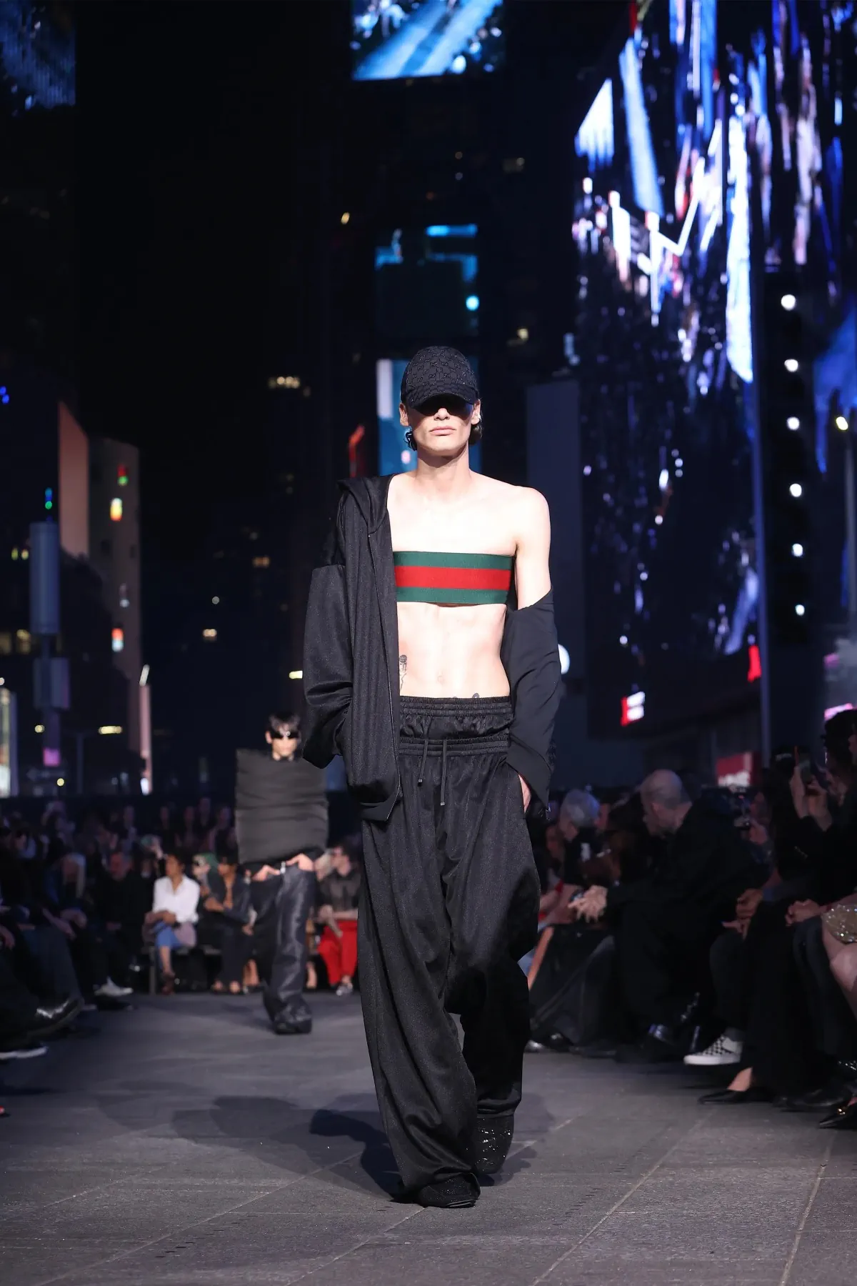 Gucci et sa collection Croisière 2027 s’emparent du chaos de Times Square