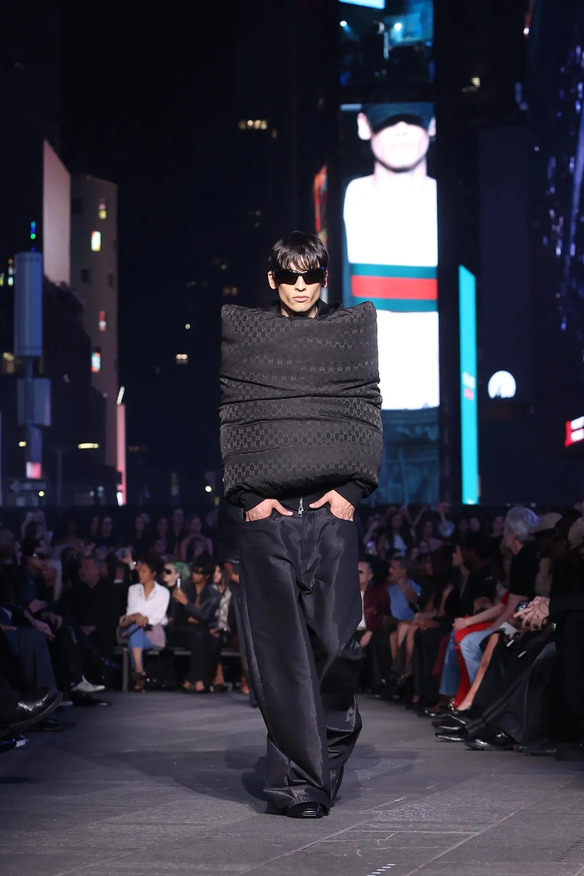 Gucci et sa collection Croisière 2027 s’emparent du chaos de Times Square