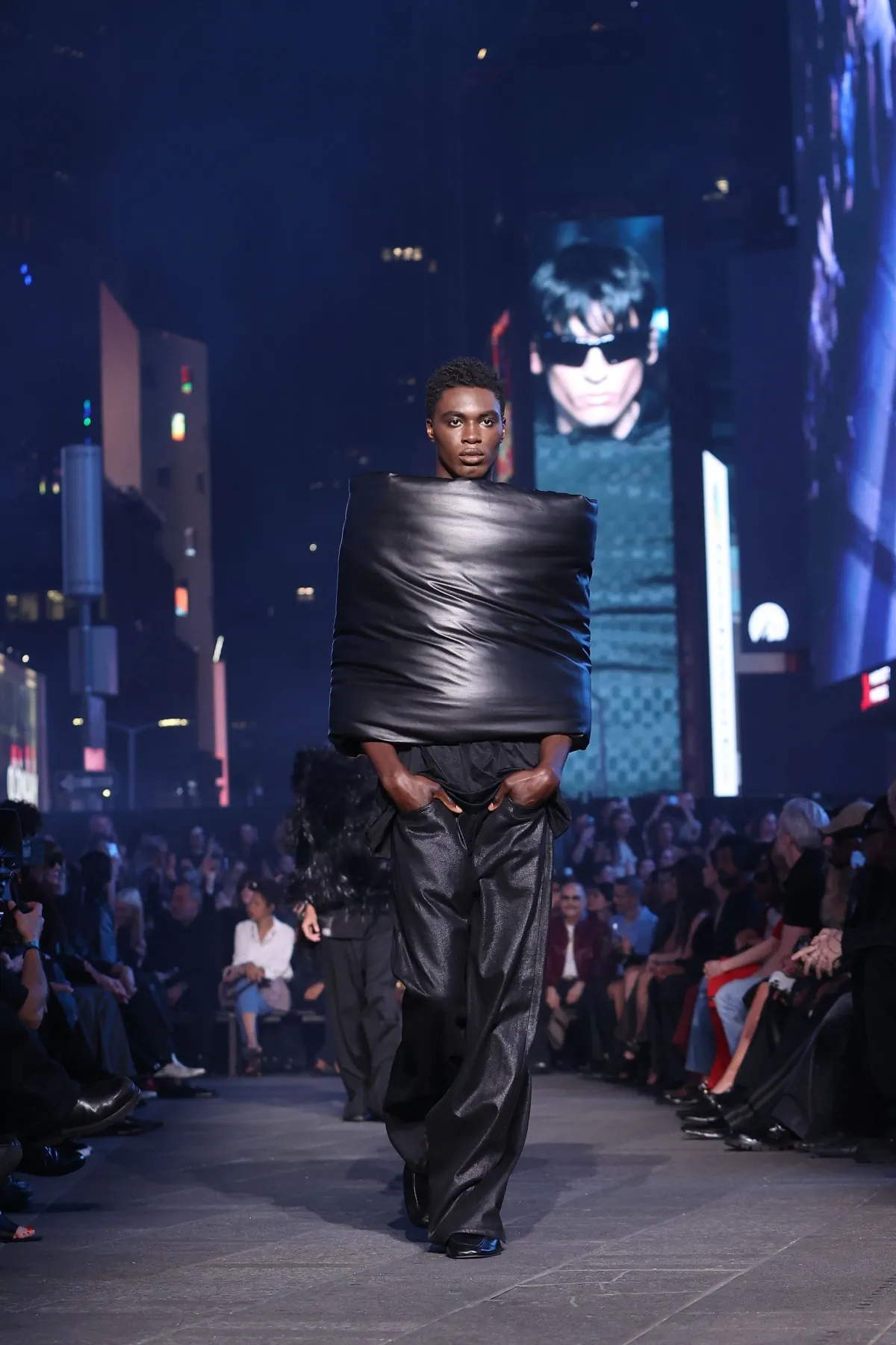 Gucci et sa collection Croisière 2027 s’emparent du chaos de Times Square