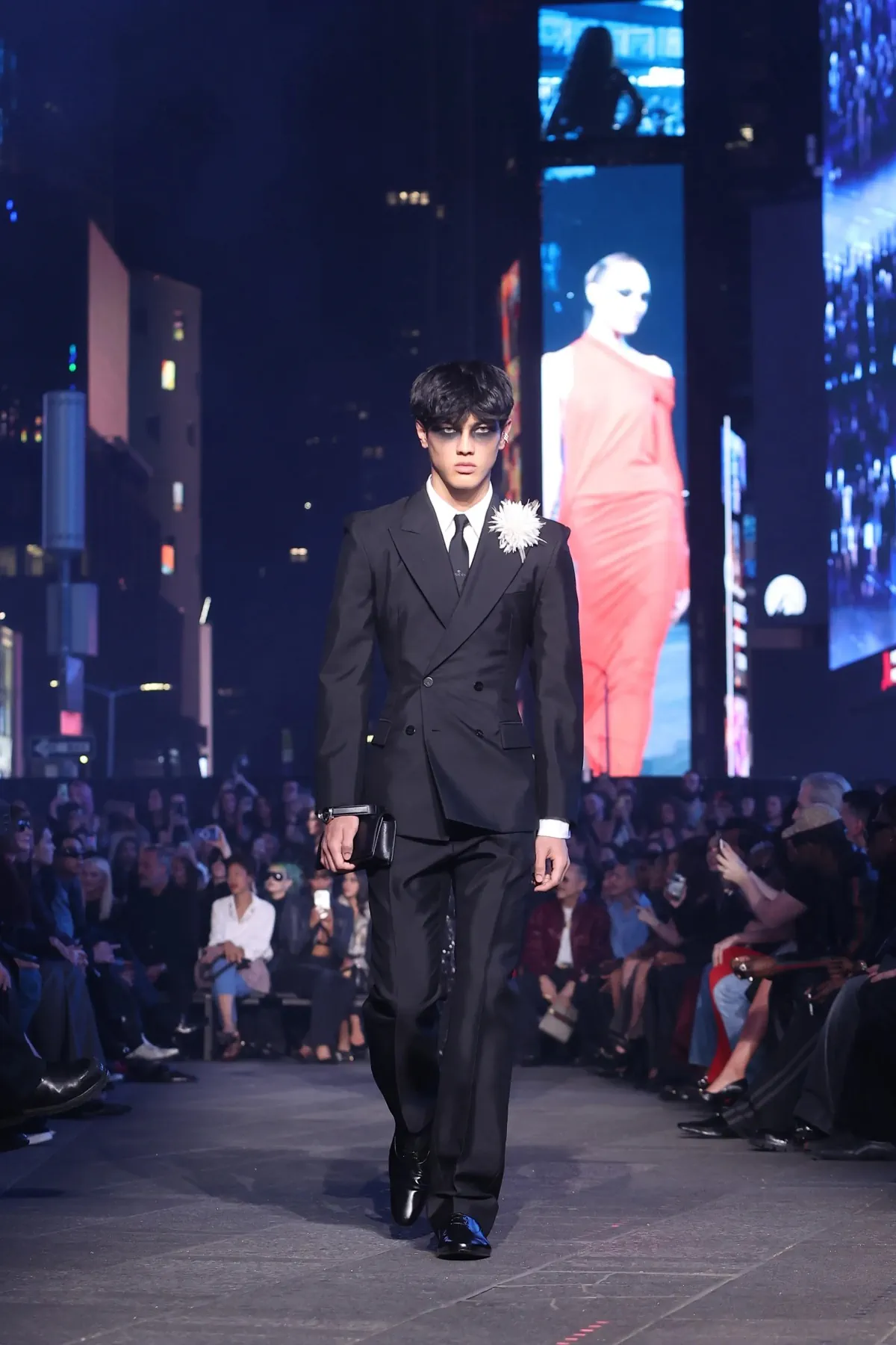 Gucci et sa collection Croisière 2027 s’emparent du chaos de Times Square