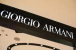Quelles sont les implications stratégiques pour LVMH, L'Oréal et EssilorLuxottica dans l’acquisition du groupe Armani ?