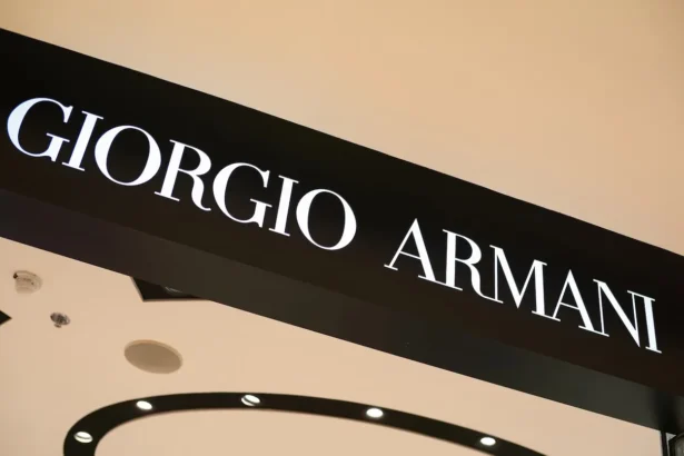 Quelles sont les implications stratégiques pour LVMH, L'Oréal et EssilorLuxottica dans l’acquisition du groupe Armani ?