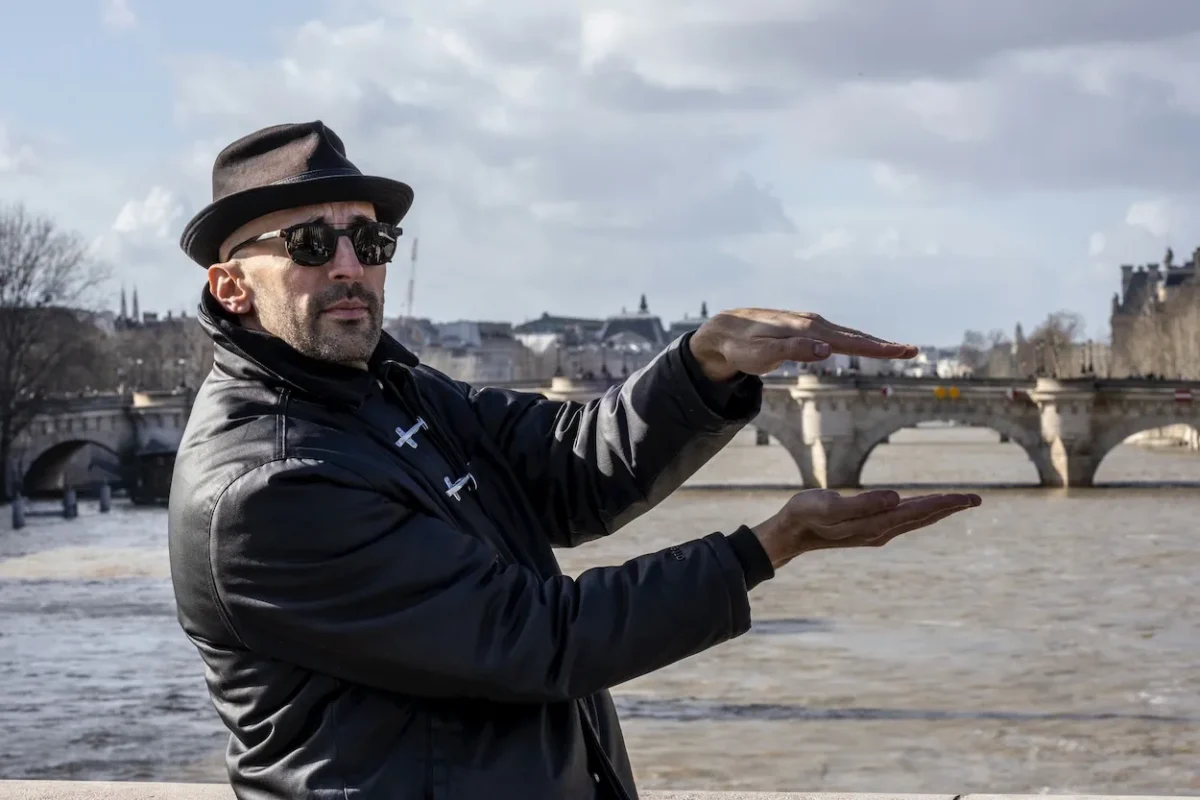 JR métamorphose le Pont-Neuf en caverne monumentale au cœur de Paris