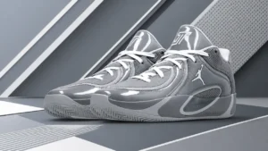 La Jordan Tatum 4 « Cool Grey » célèbre le retour de Jayson Tatum avec un design monochrome épuré