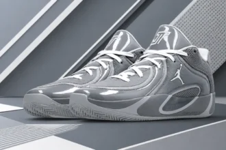 La Jordan Tatum 4 « Cool Grey » célèbre le retour de Jayson Tatum avec un design monochrome épuré