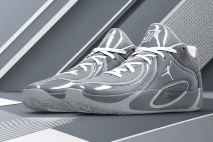 La Jordan Tatum 4 « Cool Grey » célèbre le retour de Jayson Tatum avec un design monochrome épuré