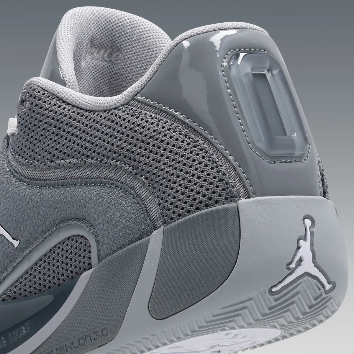 La Jordan Tatum 4 « Cool Grey » célèbre le retour de Jayson Tatum avec un design monochrome épuré