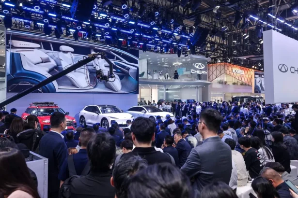 Les constructeurs automobiles chinois cherchent leur « moment Yaris » pour conquérir durablement l'Europe