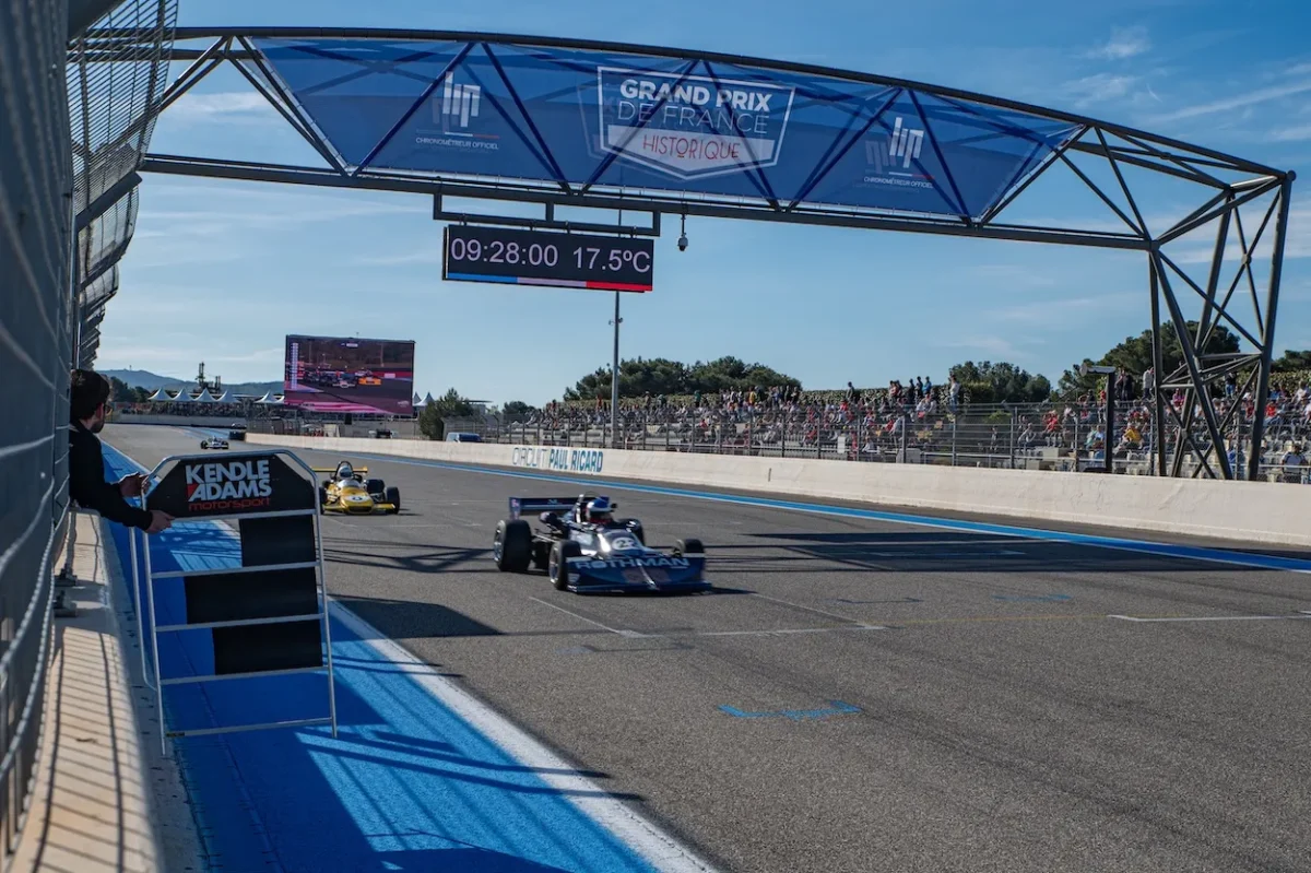 La montre Lip Rallye Meca-Quartz célèbre le Grand Prix de France Historique 2026 au Castellet
