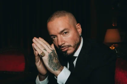 La montre-bague CASIO revient en édition limitée avec J Balvin