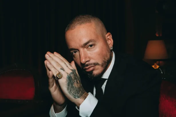 La montre-bague CASIO revient en édition limitée avec J Balvin