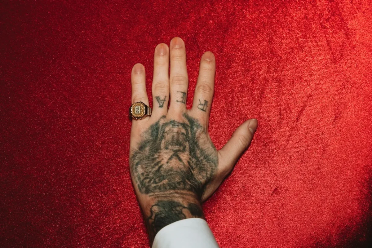 La montre-bague CASIO revient en édition limitée avec J Balvin