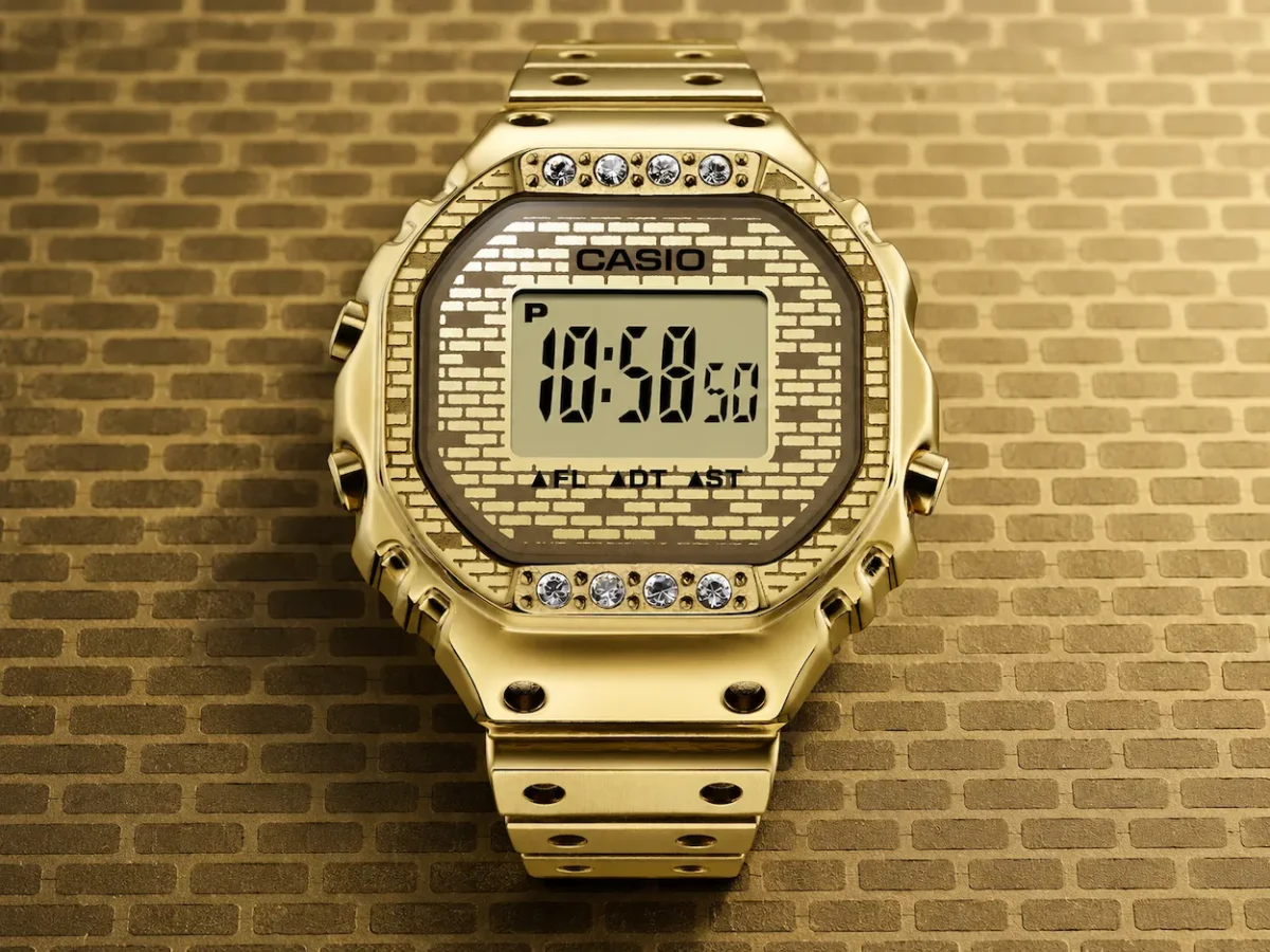 La montre-bague CASIO revient en édition limitée avec J Balvin