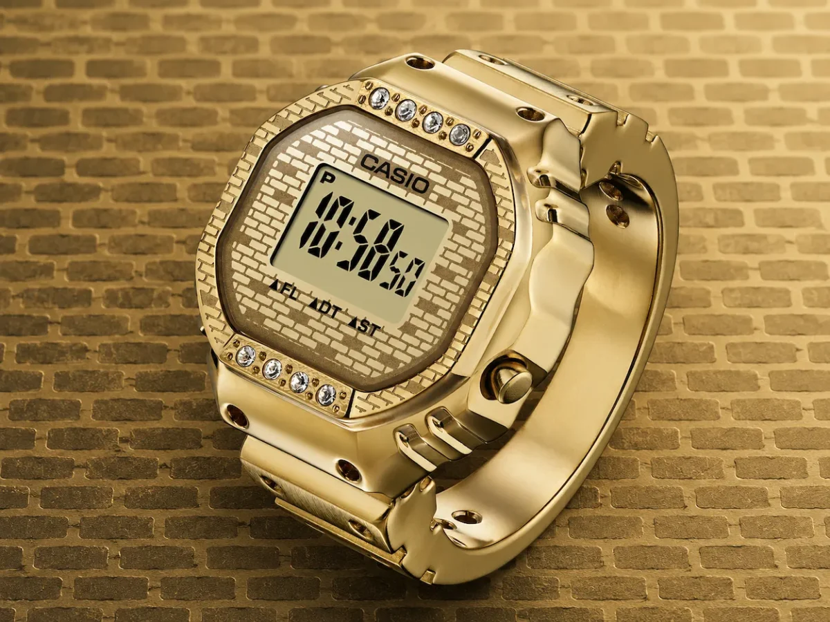 La montre-bague CASIO revient en édition limitée avec J Balvin