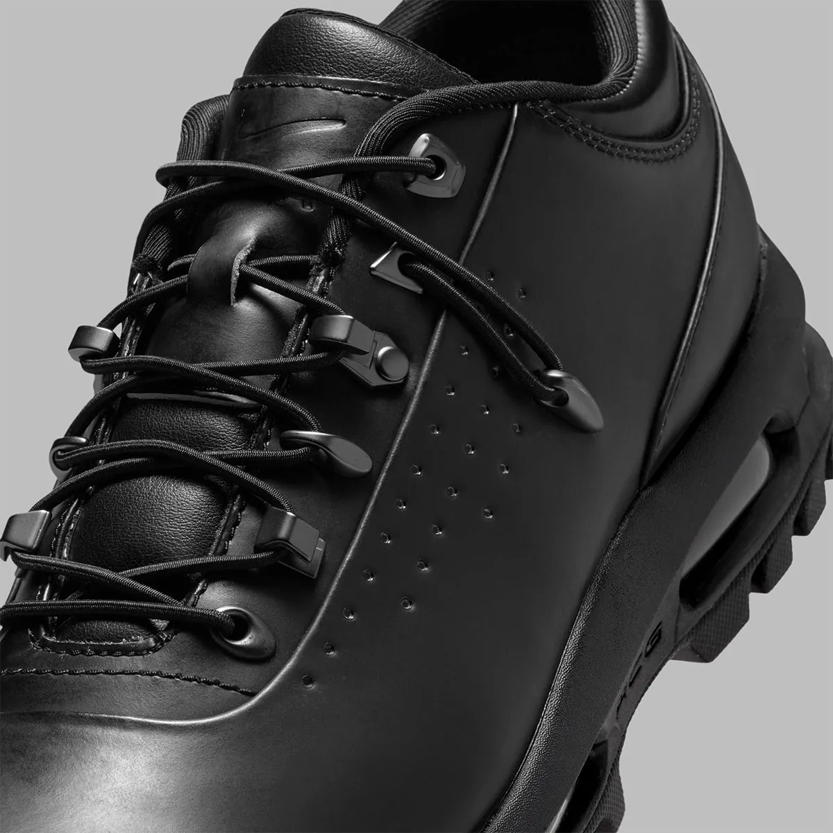 Nike Air Max Goadome Low, l'icône brute du hip-hop s'offre un secret estival sous sa robe de cuir noir