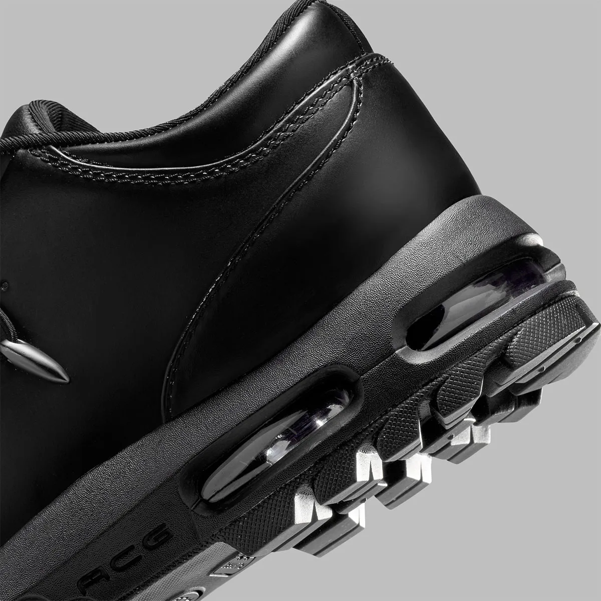 Nike Air Max Goadome Low, l'icône brute du hip-hop s'offre un secret estival sous sa robe de cuir noir